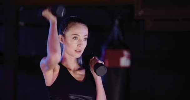 Atractiva mujer deportiva haciendo ejercicio en el gimnasio — Vídeo de stock