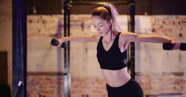 健美女子在健身房做运动 — 图库视频影像
