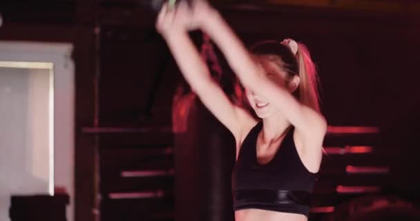 Atletická krásná žena cvičení na tělocvičně — Stock video
