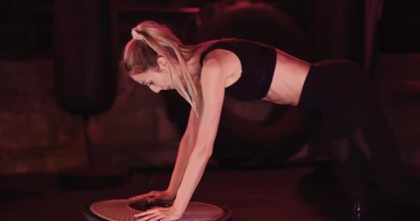 Slanke vrouw aan het sporten bij Health Club — Stockvideo