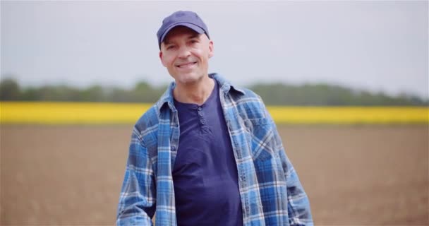 Pozytywny sukces rolnika patrząc w aparat fotograficzny — Wideo stockowe