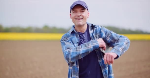 Agricultor con éxito positivo mirando a la cámara — Vídeos de Stock