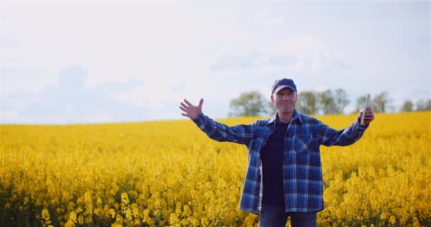 Spokojenost zemědělce při pohledu na plodiny na zemědělském poli a gestu. — Stock video