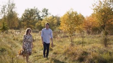 Yazın Meadow 'da Yürüyen Mutlu Genç Çift