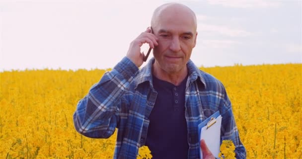 Agricultor falando no telefone móvel - Agricultura — Vídeo de Stock