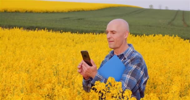 Pewny siebie botanik mężczyzna Fotografowanie nasion oleistych na polu — Wideo stockowe