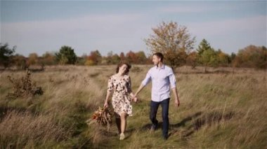 Aşık Çift Yürüyor ve Elele tutuşuyor