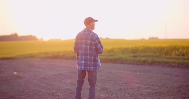 Modern lantbrukare undersöker lantbruk fält — Stockvideo