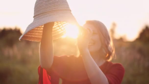 Portret van een positieve glimlachende vrouw die in de camera kijkt bij zonsondergang — Stockvideo