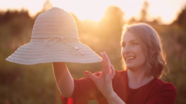 Retrato de una mujer sonriente positiva mirando a la cámara al atardecer — Vídeo de stock