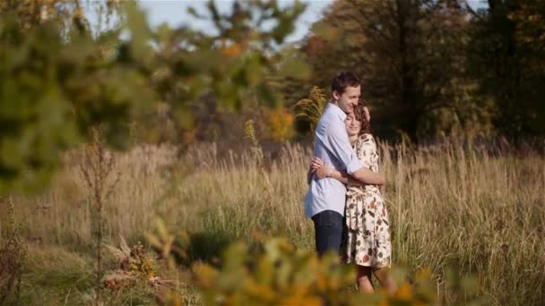 Man omhelzende vrouw, knuffelend en glimlachend naar elkaar. Gelukkig liefhebbend paar knuffelen. — Stockvideo