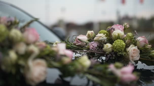 Çiçeklerle süslenmiş araba. — Stok video
