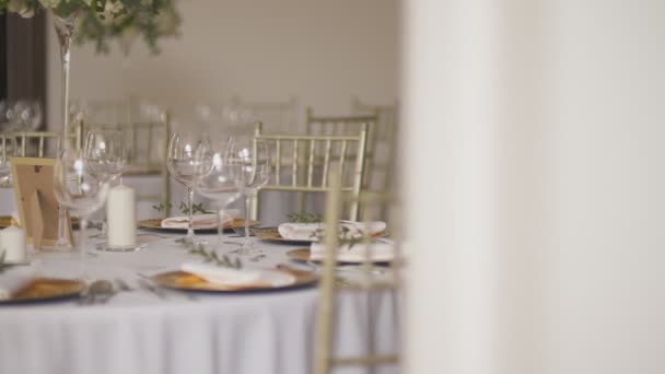 Mesa decorada para jantar de casamento — Vídeo de Stock