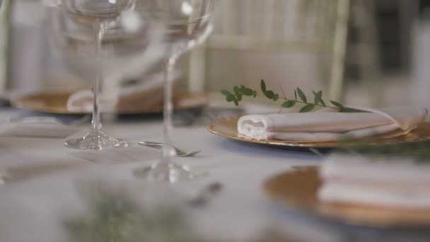 Mesa decorada para jantar de casamento — Vídeo de Stock