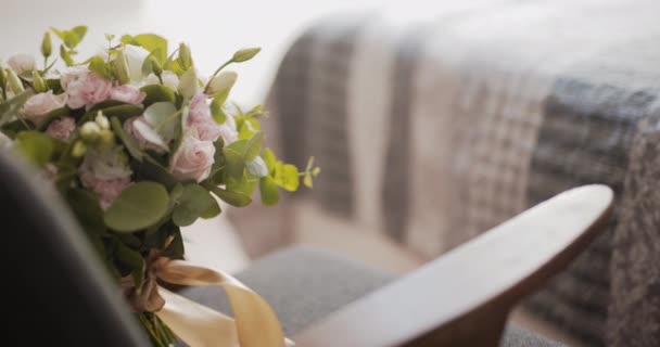 Detail svatební kytice na židli — Stock video