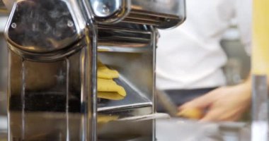 Aşçı mutfakta makarna hazırlar.