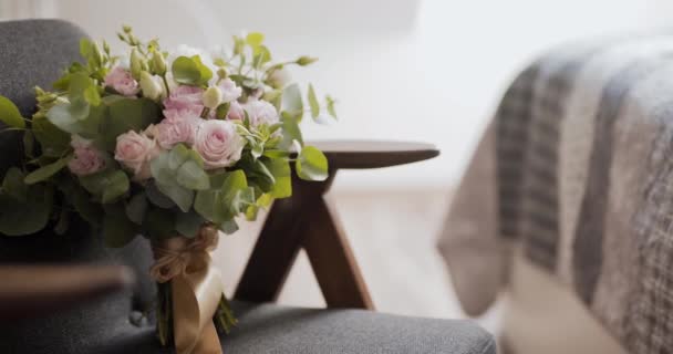 Sluiten van Wedding Bouquet op stoel — Stockvideo