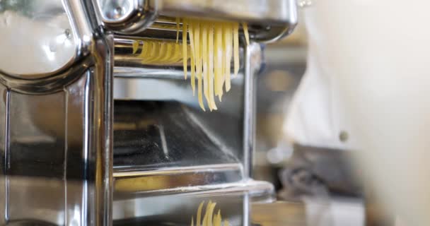 Kok bereidt pasta in de keuken — Stockvideo
