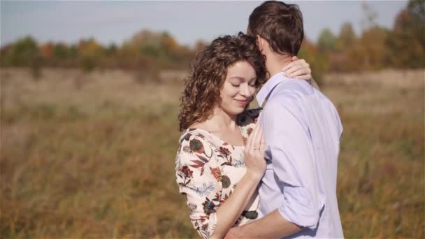 Positif jeune heureux amour couple marche sur prairie en été — Video