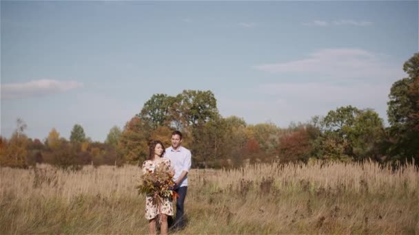 Un jeune couple heureux et aimant positif. Jeune femme tenant des fleurs dans les mains. — Video