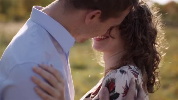 Szczęśliwy nastolatek para pierwszy pocałunek dziewczyna całuje. Kochająca para Obejmująca. — Wideo stockowe