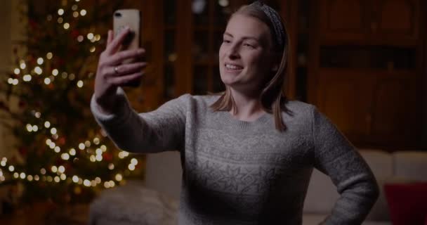Femme Faire Videocall ou Vidéochat vidéo chat smartphone de Noël — Video