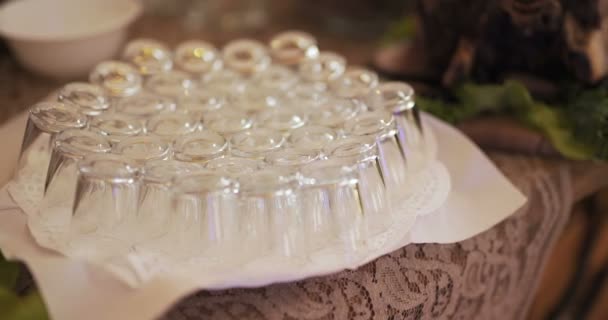 Ensemble de glassess sur la table à la réception de mariage — Video