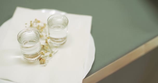 Набір скляних виробів на столі на весіллі — стокове відео