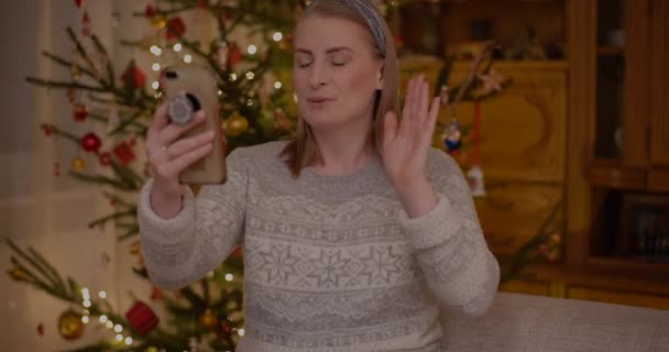 Femme Faire Videocall ou Vidéochat vidéo chat smartphone de Noël — Video