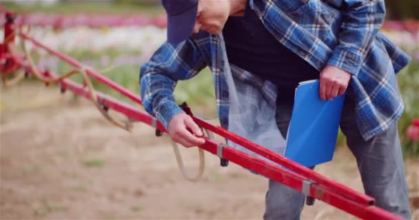 Agricultor que trabalha com trator na fazenda agrícola Flor Plantation — Vídeo de Stock