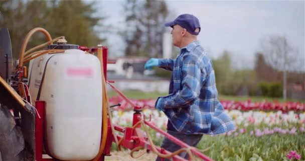 Agricultor que trabalha com trator na fazenda agrícola Flor Plantation — Vídeo de Stock