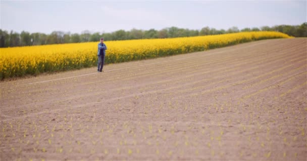 Портрет фермера, работающего на ферме — стоковое видео
