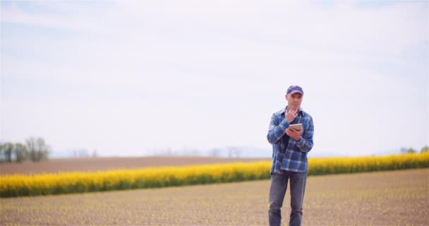 Retrato del agricultor agrícola que trabaja en la granja — Vídeo de stock