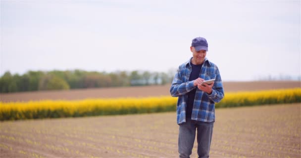 Портрет фермера сільського господарства Робота на фермі — стокове відео