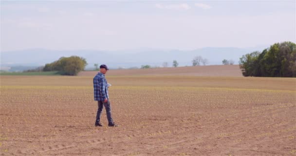 Retrato de agricultor agrícola que trabalha na fazenda — Vídeo de Stock