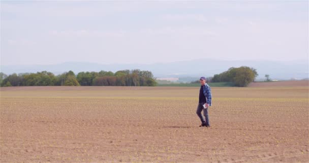 Porträt eines Landwirts bei der Arbeit auf dem Bauernhof — Stockvideo