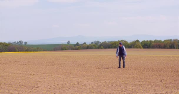 Retrato del agricultor agrícola que trabaja en la granja — Vídeo de stock