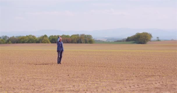 Portret van de landbouw Boer Werken bij Farm — Stockvideo