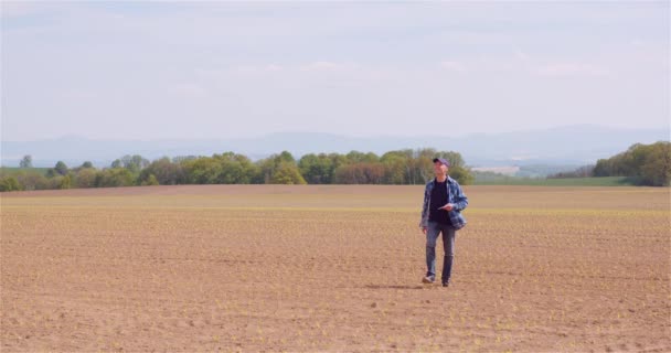 Retrato del agricultor agrícola que trabaja en la granja — Vídeo de stock