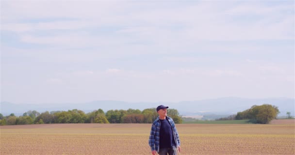 Portret rolnika pracującego na farmie — Wideo stockowe