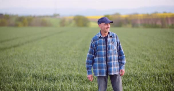 Πορτραίτο του γεωργού που εργάζεται στο αγρόκτημα — Αρχείο Βίντεο