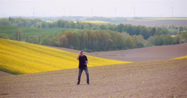 농장에서 일하는 농장주의 모습 — 비디오