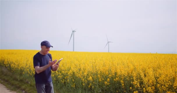 Porträt eines Landwirts bei der Arbeit auf dem Bauernhof — Stockvideo