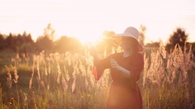 Pozitif Gülümseyen Kadın Portresi Gün batımında Kameraya Bakıyor