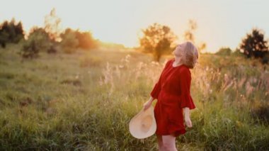 Pozitif Gülümseyen Kadın Portresi Gün batımında Kameraya Bakıyor