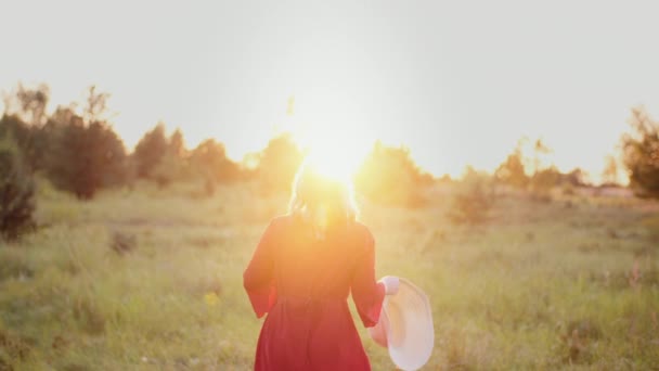 Portret uśmiechniętej kobiety patrzącej w kamerę o zachodzie słońca — Wideo stockowe