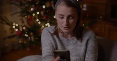 Arkadaşlarla Videoda Konuşan Kadın