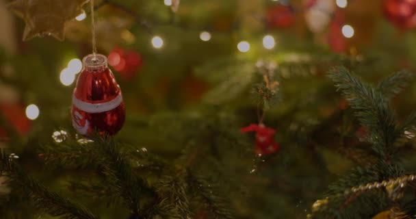 Diverse kerstboom decoraties kerstballen — Stockvideo