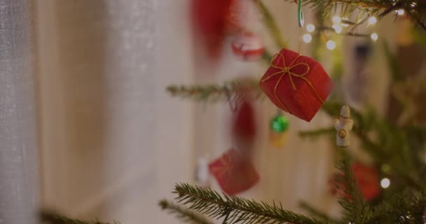 Különböző karácsonyfa dekorációk karácsonyi labdák — Stock videók