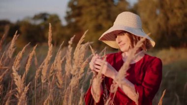 Gün batımında Gülümseyen Kadın Portresi